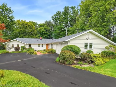 22 Ridgecrest Dr, Chagrin Falls, OH 44022