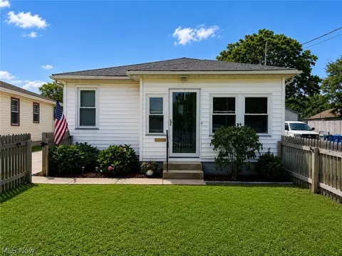 512 Maplewood Ave, Struthers, OH 44471