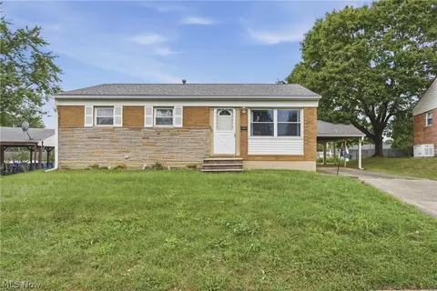 2425 Regentview St NE, Canton, OH 44705