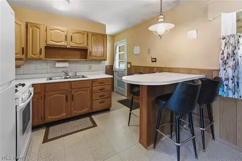 Kitchen - 2425 Regentview St NE, Canton, OH 44705 photo 2 of 4