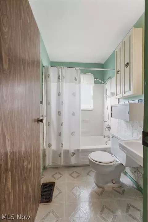Bath - 2425 Regentview St NE, Canton, OH 44705 photo 1 of 2