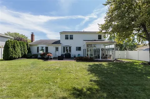 Exterior - 316 Crestview Dr, Elyria, OH 44035 photo 6 of 8
