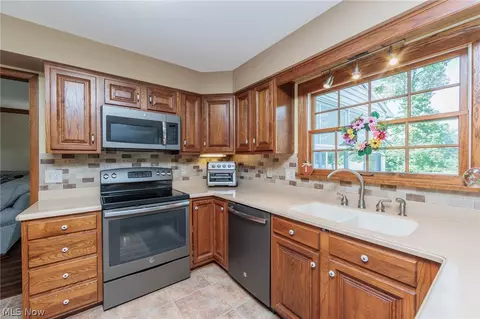 Kitchen - 316 Crestview Dr, Elyria, OH 44035 photo 1 of 4