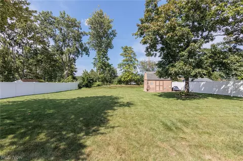 Exterior - 316 Crestview Dr, Elyria, OH 44035 photo 7 of 8