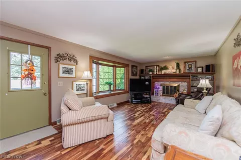 Living - 316 Crestview Dr, Elyria, OH 44035 photo 2 of 3