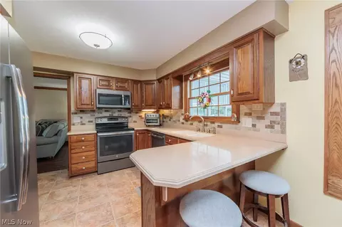 Kitchen - 316 Crestview Dr, Elyria, OH 44035 photo 3 of 4