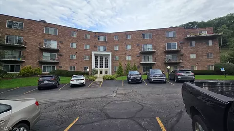 315 Solon Rd #202, Chagrin Falls, OH 44022