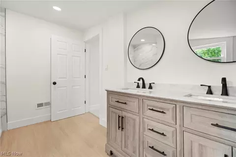 Bath - 4597 Elyria Ave, Lorain, OH 44055 photo 4 of 4