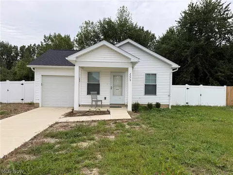 2279 Arrowhead St, Lorain, OH 44052