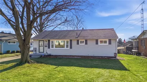 1118 Valley Dr NW, North Canton, OH 44720