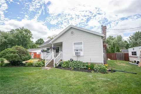 8242-8244 Navarre Rd SW, Massillon, OH 44646