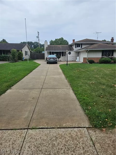 25185 Fawn Dr, North Olmsted, OH 44070