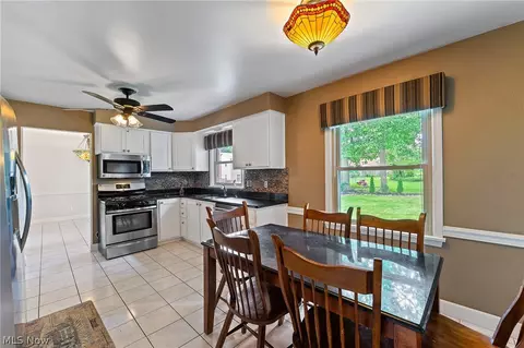 Kitchen - 178 Shorehaven Dr, Boardman, OH 44512 photo 2 of 3