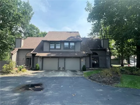 Exterior - 1153 Red Tail Hawk Ct #3, Youngstown, OH 44512 photo 4 of 5