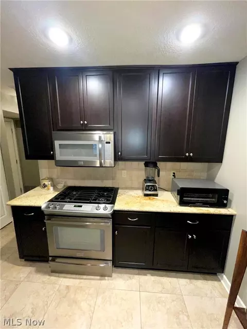 Kitchen - 1153 Red Tail Hawk Ct #3, Youngstown, OH 44512 photo 3 of 4