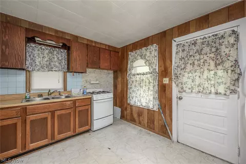 Kitchen - 8386 Yale Rd, Rootstown, OH 44272 photo 1 of 2