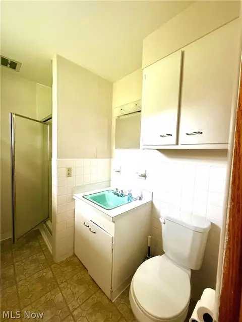 Bath - 2659 Laforce Dr, Akron, OH 44319 photo 1 of 5