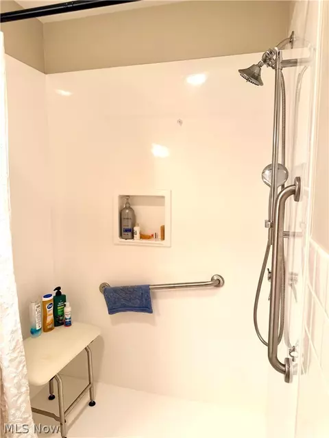 Bath - 2659 Laforce Dr, Akron, OH 44319 photo 4 of 5