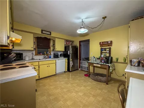 Kitchen - 686 Forestridge Dr, Boardman, OH 44512 photo 1 of 3