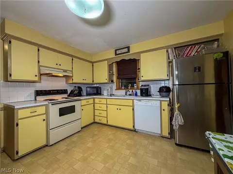 Kitchen - 686 Forestridge Dr, Boardman, OH 44512 photo 2 of 3