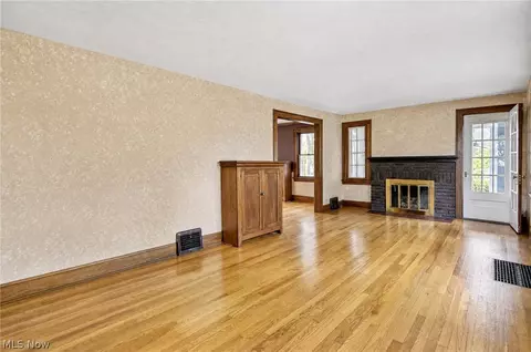Living - 7912 Middlesex Rd, Mentor, OH 44060 photo 4 of 4