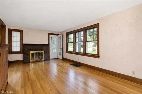 Living - 7912 Middlesex Rd, Mentor, OH 44060 photo 3 of 4