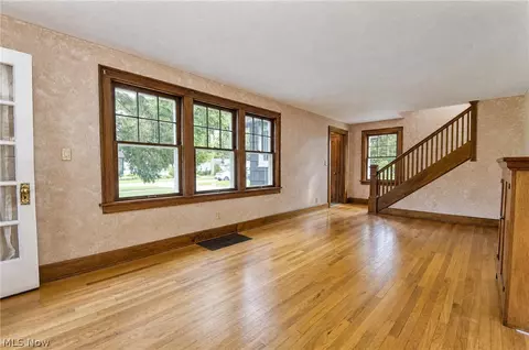 Living - 7912 Middlesex Rd, Mentor, OH 44060 photo 1 of 4