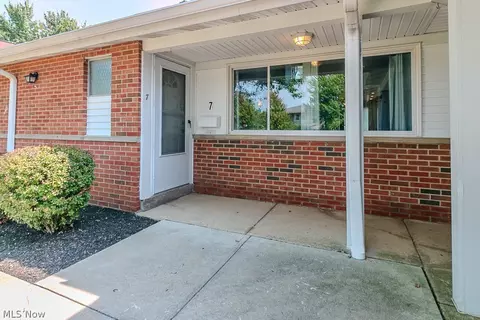 25600 Country Club Blvd #7, North Olmsted, OH 44070