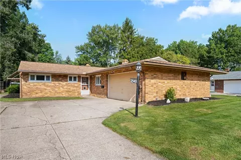 2540 Brantwood Dr, Westlake, OH 44145