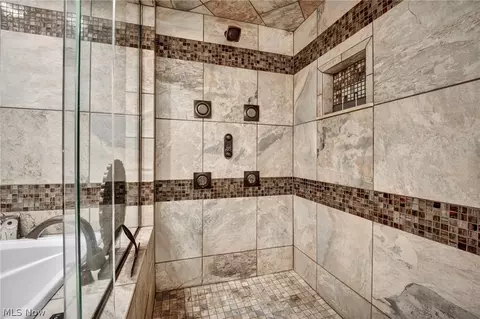 Bath - 6131 Cedar Ln NW, Canton, OH 44708 photo 2 of 8