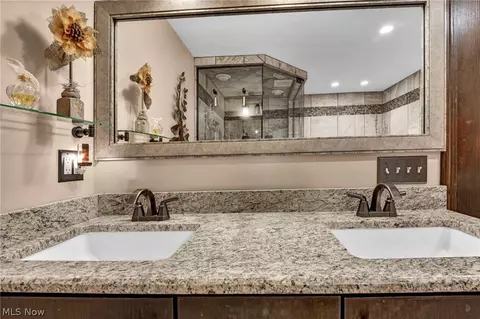 Bath - 6131 Cedar Ln NW, Canton, OH 44708 photo 6 of 8