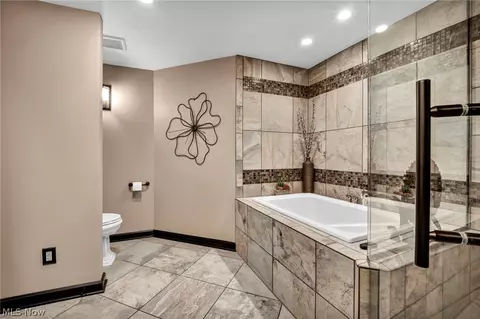 Bath - 6131 Cedar Ln NW, Canton, OH 44708 photo 3 of 8