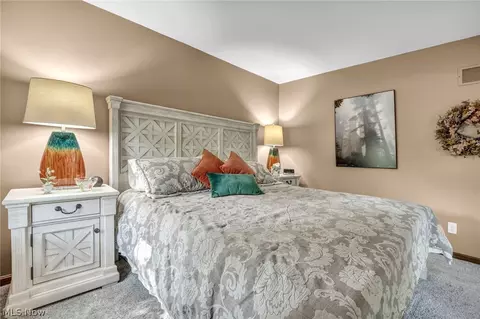 Bedroom - 6131 Cedar Ln NW, Canton, OH 44708 photo 4 of 6