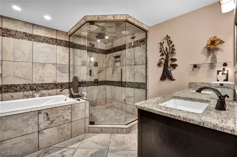 Bath - 6131 Cedar Ln NW, Canton, OH 44708 photo 5 of 8