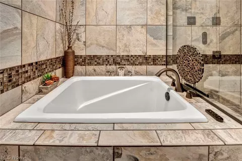 Bath - 6131 Cedar Ln NW, Canton, OH 44708 photo 4 of 8