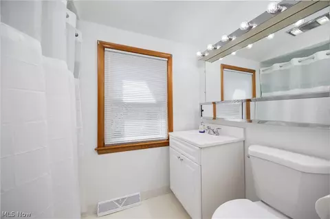 Bath - 814 Mohawk Dr, Huron, OH 44839 photo 2 of 2