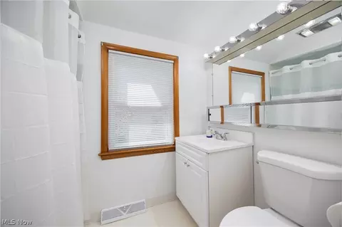Bath - 814 Mohawk Dr, Huron, OH 44839 photo 2 of 2