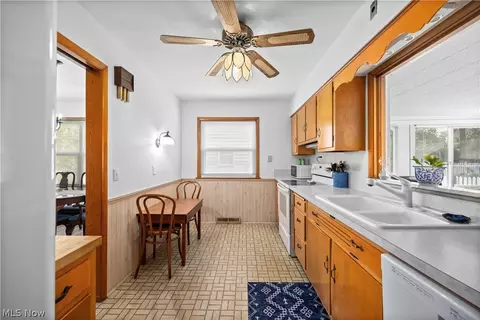 Kitchen - 814 Mohawk Dr, Huron, OH 44839 photo 3 of 3