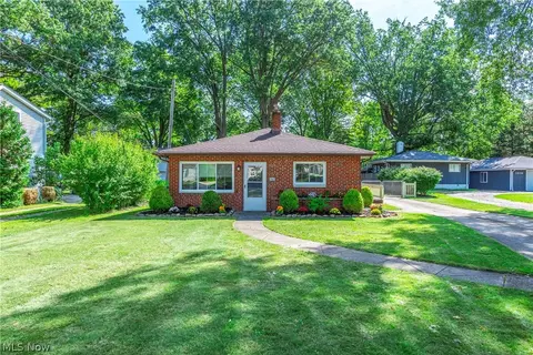 1565 Canterbury Rd, Westlake, OH 44145