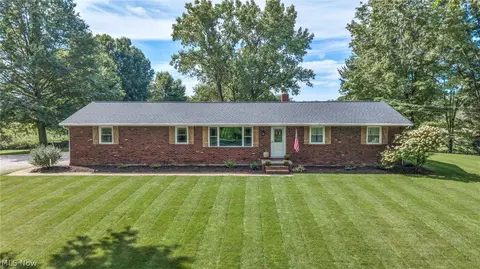 6934 Center St NE, Hartville, OH 44632