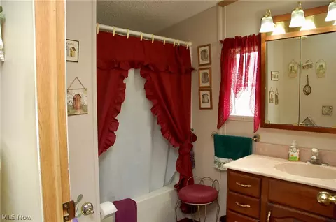 Bath - 4992 Doylestown Rd, Creston, OH 44217 photo 2 of 4