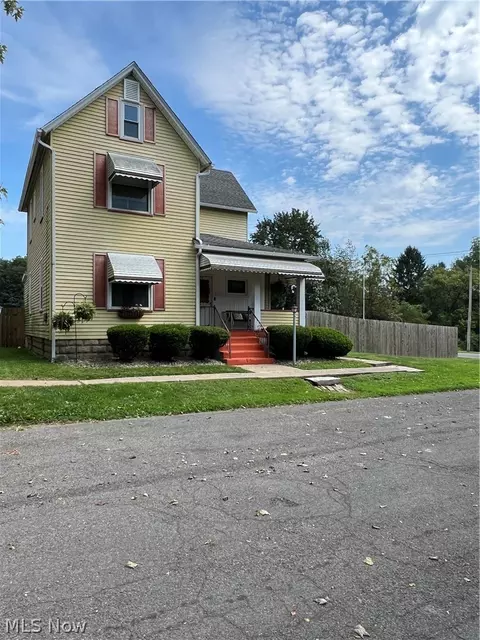 108 Thomas St, East Palestine, OH 44413