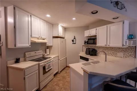 Kitchen - 1233 Red Tail Hawk Dr, Boardman, OH 44512 photo 1 of 2
