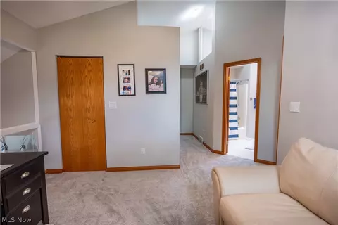 Entry Way - 1233 Red Tail Hawk Dr, Boardman, OH 44512 photo 2 of 3