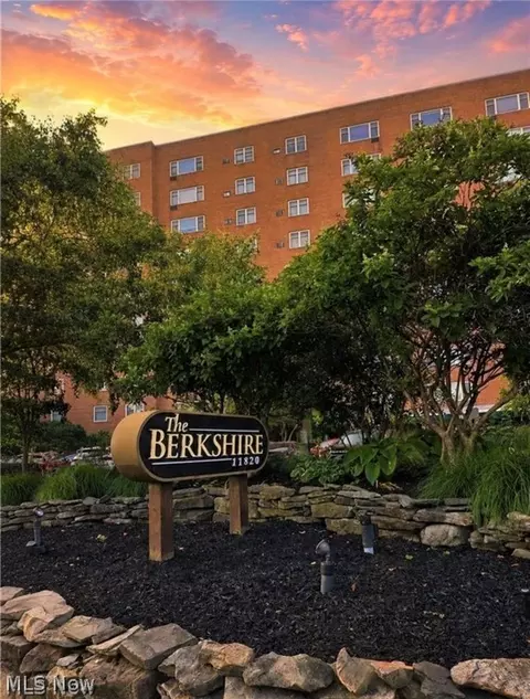 11820 Edgewater Dr #602, Lakewood, OH 44107