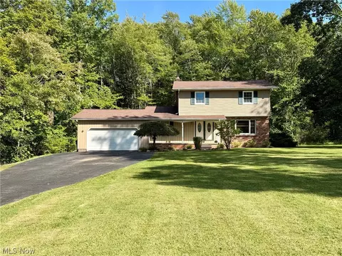 9059 E Mountain View Dr, Chardon, OH 44024