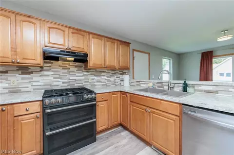 Kitchen - 711 Bisson Ave, Akron, OH 44307 photo 3 of 4