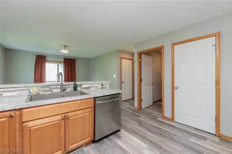 Entry Way - 711 Bisson Ave, Akron, OH 44307 photo 1 of 3