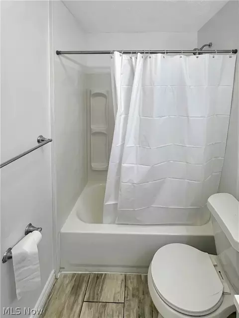 Bath - 919 Kickapoo Ave, Akron, OH 44305 photo 2 of 2