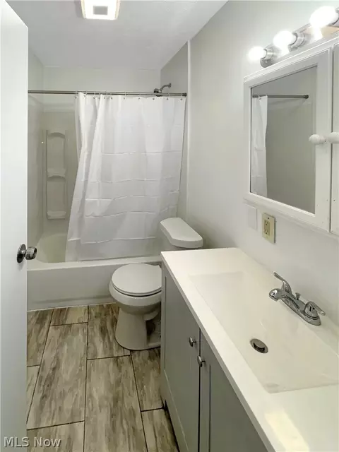 Bath - 919 Kickapoo Ave, Akron, OH 44305 photo 1 of 2